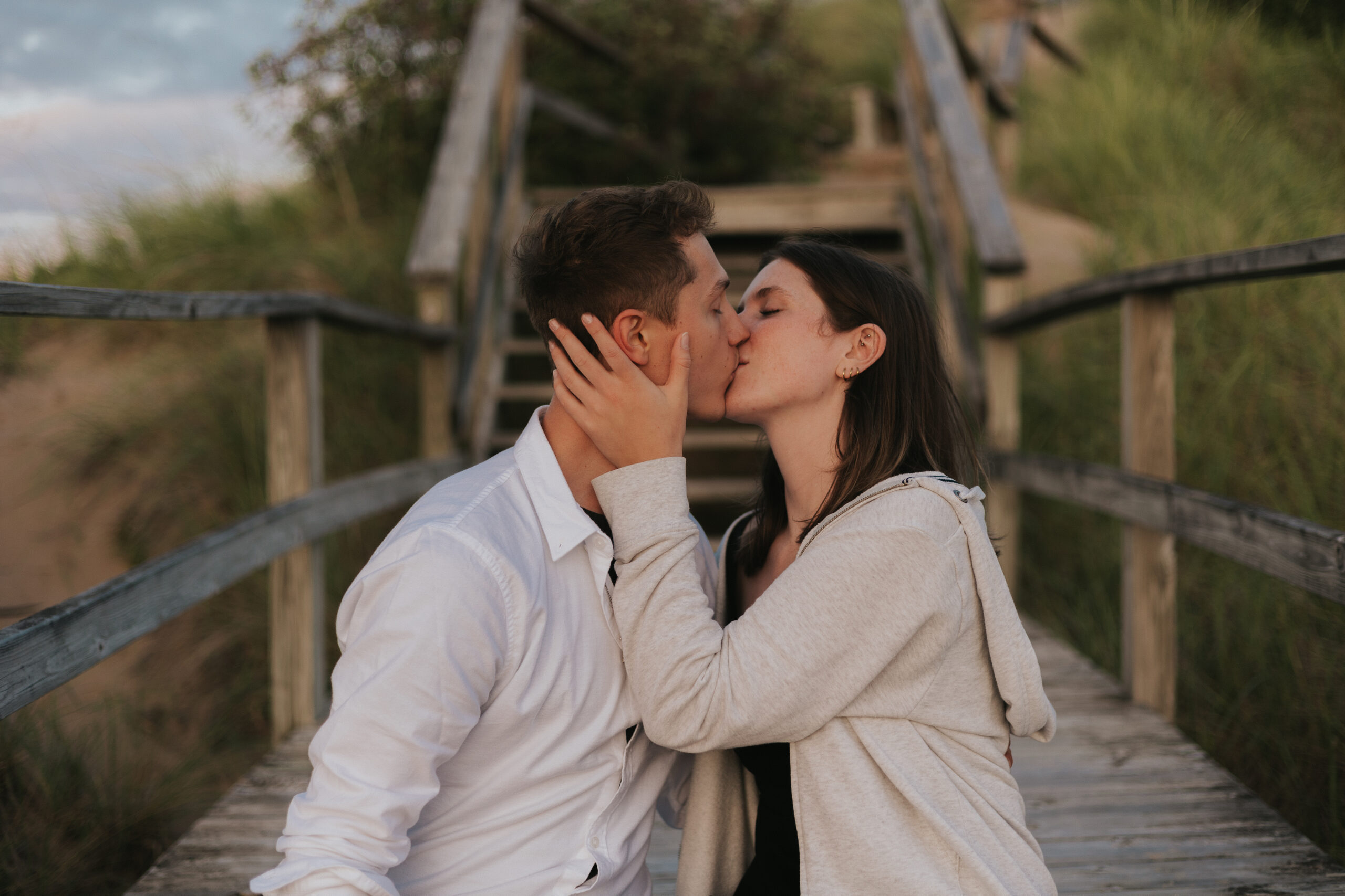 Couples kissing in a beach session lake Michigan